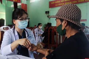 Người dân xã Hàm Chính, huyện Hàm Thuận Bắc được bác sĩ khám khớp ngón tay