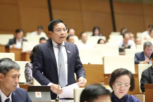 Bộ trưởng Bộ GTVT Nguyễn Văn Thắng trả lời chất vấn sáng 7-11. Ảnh: QUANG PHÚC