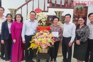 Phó Chủ tịch UBND TPHCM Nguyễn Văn Dũng thăm nhà giáo tiêu biểu