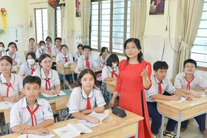 Cô Nguyễn Thị Minh Duyên, Trường THCS Hiệp Phước, huyện Nhà Bè, TPHCM trong giờ lên lớp. Ảnh: CAO THĂNG