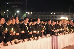 Các đại biểu thắp nến tưởng niệm các nạn nhân tử vong do tai nạn giao thông tại buổi lễ. Ảnh: T.ĐẠT/TTXVN