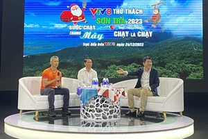 Ban tổ chức giải chạy bộ “VTV8 Sơn Trà Run Challenge 2023” trao đổi thông tin tại buổi lễ