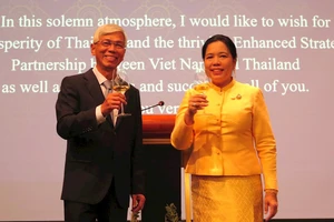Phó Chủ tịch UBND TP Võ Văn Hoan chúc mừng Tổng Lãnh sự Thái Lan tại buổi lễ. Ảnh: hcmcpv