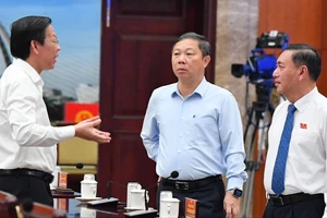 Chủ tịch UBND TPHCM Phan Văn Mãi trao đổi cùng Phó Chủ tịch UBND TPHCM Dương Anh Đức và Phó Chủ tịch HĐND TPHCM Phạm Thành Kiên tại kỳ họp. Ảnh: VIỆT DŨNG