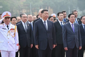 Tổng Bí thư, Chủ tịch nước Trung Quốc Tập Cận Bình đặt vòng hoa và vào Lăng viếng Chủ tịch Hồ Chí Minh