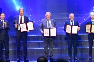 Chủ tịch nước Võ Văn Thưởng trao Giải thưởng chính cho 4 nhà khoa học