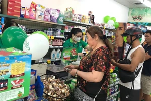 Người tiêu dùng trải nghiệm không gian mua sắm mới tại một cửa hàng Co.op Food