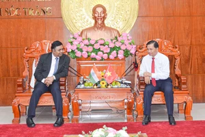 Chủ tịch UBND tỉnh Sóc Trăng Trần Văn Lâu trao đổi cùng Tổng Lãnh sự Ấn Độ tại TPHCM Madan Mohan Sethi