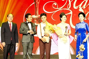 Đồng chí Nguyễn Hồ Hải trao Giải Mai Vàng nam và nữ diễn viên được yêu thích nhất cho nghệ sĩ Võ Minh Lâm và diễn viên Lê Khánh. Ảnh: DŨNG PHƯƠNG