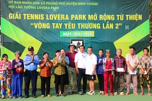 100 phần quà được trao cho người nghèo tại Giải Tennis Lovera park mở rộng từ thiện “Vòng tay yêu thương lần 2”