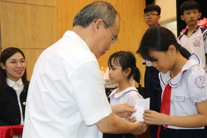 Chăm lo tết cho hộ dân, trẻ em khó khăn tại quận Bình Tân