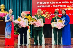 Đồng chí Trần Kim Yến trao Huy hiệu Đảng tại quận Phú Nhuận