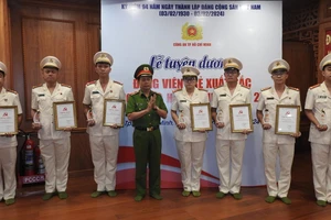 Thiếu tướng Trần Đức Tài, Phó Giám đốc Công an TPHCM trao giấy chứng nhận cho 31 đảng viên trẻ xuất sắc của Công an TPHCM