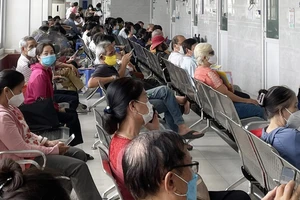 Người dân chờ khám chữa bệnh tại Bệnh viện Thống Nhất, TPHCM. Ảnh: THÀNH AN