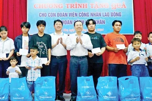 Đoàn Văn phòng Thành ủy TPHCM tặng quà con công nhân khó khăn TP Cần Thơ