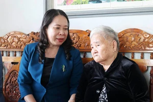 Đồng chí Võ Thị Ánh Xuân thăm hỏi Bà mẹ Việt Nam Anh hùng Lê Thị Đặng (88 tuổi)