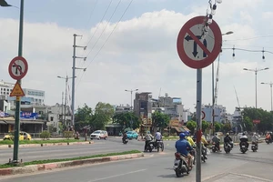 Biển báo cấm rẽ trái, quay đầu tại đoạn giao nhau giữa đường Phạm Văn Đồng và đường ray xe lửa ở phường 1, quận Gò Vấp, TPHCM