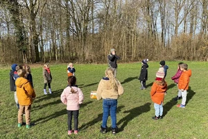 Các học sinh Trường Vezin, Bỉ trong một buổi học ngoài trời. Ảnh: VEZIN SCHOOL