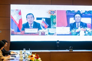 Chủ tịch Quốc hội Vương Đình Huệ điện đàm với Chủ tịch Thượng viện Campuchia Hun Sen