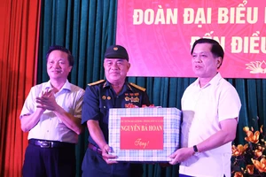 Thứ trưởng Bộ LĐ-TB-XH Nguyễn Bá Hoan tặng quà cho người có công cách mạng