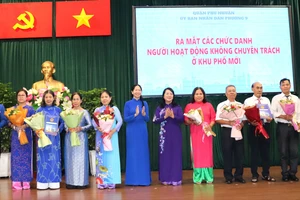 Chủ tịch Ủy ban MTTQ Việt Nam TPHCM Trần Kim Yến và Bí thư Quận ủy quận Phú Nhuận Phan Thị Thanh Phương trao quyết định và hoa chúc Ban điều hành các khu phố mới