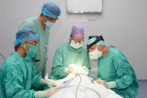 Đoàn phẫu thuật thiện nguyện Interplast nỗ lực cải thiện ngoại hình cho trẻ dị tật bẩm sinh tại Bệnh viện Trung ương Huế