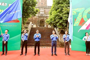 Bí thư thứ nhất Trung ương Đoàn Bùi Quang Huy trao cờ lệnh xuất phát cho các đoàn công tác. Ảnh: TTXVN