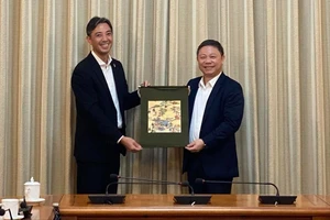 Phó Chủ tịch UBND TPHCM Dương Anh Đức và ông Nozaki Takao, tân Chủ tịch Hiệp hội Doanh nghiệp Nhật Bản tại TPHCM (JCCH). Ảnh: XUÂN HẠNH