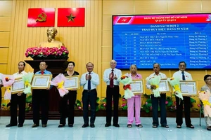 Trưởng Ban Tuyên giáo Thành ủy TPHCM Phan Nguyễn Như Khuê trao Huy hiệu Đảng cho đảng viên cao tuổi đảng ở quận 8