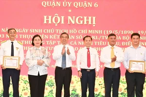 Phó Bí thư Thành ủy TPHCM Nguyễn Phước Lộc cùng lãnh đạo quận 6 trao khen thưởng cho các tổ chức đảng đạt tiêu chuẩn "Hoàn thành xuất sắc nhiệm vụ" tiêu biểu năm 2023. Ảnh: VIỆT DŨNG