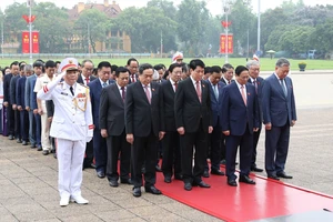 Các đại biểu kính cẩn tỏ lòng biết ơn vô hạn, lòng thành kính tưởng nhớ công lao to lớn của Chủ tịch Hồ Chí Minh