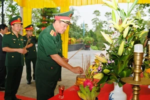 Thượng tướng Võ Minh Lương dâng hương tại lễ truy điệu. Ảnh: ĐCSVN