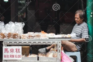 Một người đàn ông bán bánh mì trên đường Petaling, Kuala Lumpur. Ảnh: Dreamtimes