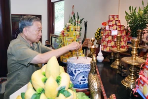 Chủ tịch nước Tô Lâm dâng hương tưởng niệm Đại tướng Võ Nguyên Giáp tại Khu di tích Quốc gia đặc biệt rừng Trần Hưng Đạo, tỉnh Cao Bằng. Ảnh: TTXVN