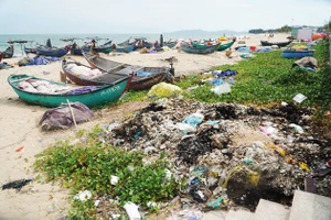 Khu neo đậu tàu thuyền xã Phước Thuận có nhiều bãi rác tự phát bốc mùi hôi thối