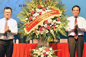Phó Thủ tướng Trần Lưu Quang chúc mừng đội ngũ làm báo cả nước nhân kỷ niệm 99 năm Ngày Báo chí cách mạng Việt Nam. Ảnh: MINH HẢI
