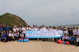 Các đoàn viên, thanh niên tổ chức chiến dịch "mùa hè xanh" làm sạch đảo Cù Lao Xanh