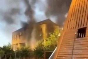 Một vụ cháy ở Derbent sau cuộc tấn công. Ảnh: Reuters