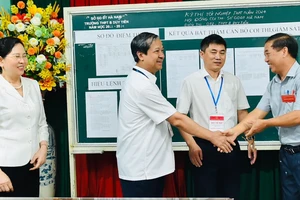 Bộ trưởng Bộ GD-ĐT động viên cán bộ, giáo viên làm nhiệm vụ coi thi điểm thi Trường THPT B Duy Tiên, Hà Nam