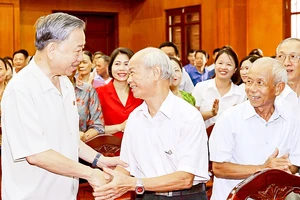 Chủ tịch nước Tô Lâm thăm hỏi các cử tri tỉnh Hưng Yên. Ảnh: TTXVN