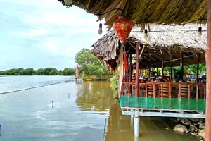 Nhà hàng xây dựng hàng loạt địa điểm kinh doanh lấn chiếm bờ sông Bình Lợi