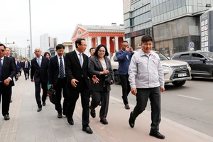 Đồng chí Nguyễn Văn Nên và Thống đốc Khishgee Nyambaatar đi bộ trên quảng trường lớn nhất Thủ đô Ulaanbaatar