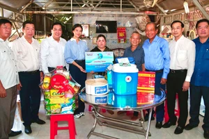 Nguyên Phó Thủ tướng Thường trực Trường Hòa Bình và Ban tổ chức chương trình “Cùng ngư dân thắp sáng đèn trên biển” tặng quà cho ngư dân khó khăn ở Kiên Giang