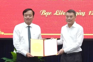 Đồng chí Lê Minh Hưng (bìa phải) trao quyết định cho đồng chí Huỳnh Quốc Việt