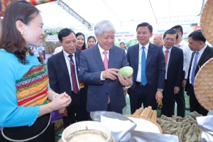 Chủ tịch Ủy ban Trung ương MTTQ Việt Nam Đỗ Văn Chiến tham quan gian trưng bày các sản phẩm OCOP của tỉnh Thanh Hóa