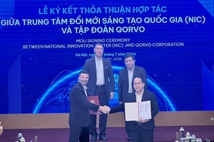 Bộ trưởng Bộ KH-ĐT Nguyễn Chí Dũng chứng kiến đại diện NIC và nhà đầu tư nước ngoài ký kết thỏa thuận hợp tác
