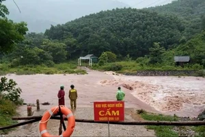 Mưa to đến rất to ở Bắc và Trung Trung bộ, lũ trên sông Gianh lên nhanh