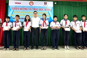 Công ty Vedan Việt Nam trao học bổng cho học sinh huyện Nhơn Trạch (tỉnh Đồng Nai) và Trao tặng Nhà Đại Đoàn kết tại phường Mỹ Xuân (tỉnh Bà Rịa - Vũng Tàu) 