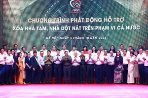 Thủ tướng Phạm Minh Chính với các đại diện các tổ chức, doanh nghiệp hỗ trợ kinh phí xóa nhà tạm, nhà dột nát. Ảnh: Dương Giang/TTXVN