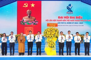 Đồng chí Nguyễn Phước Lộc, Phó Bí thư Thành ủy, Bí thư Đảng đoàn, Chủ tịch ủy ban MTTQ Việt Nam TPHCM tặng hoa của Thành Ủy, HĐND, UBND, Ủy ban MTTQ Việt Nam TPHCM đến đại hội. Ảnh HOÀNG HÙNG